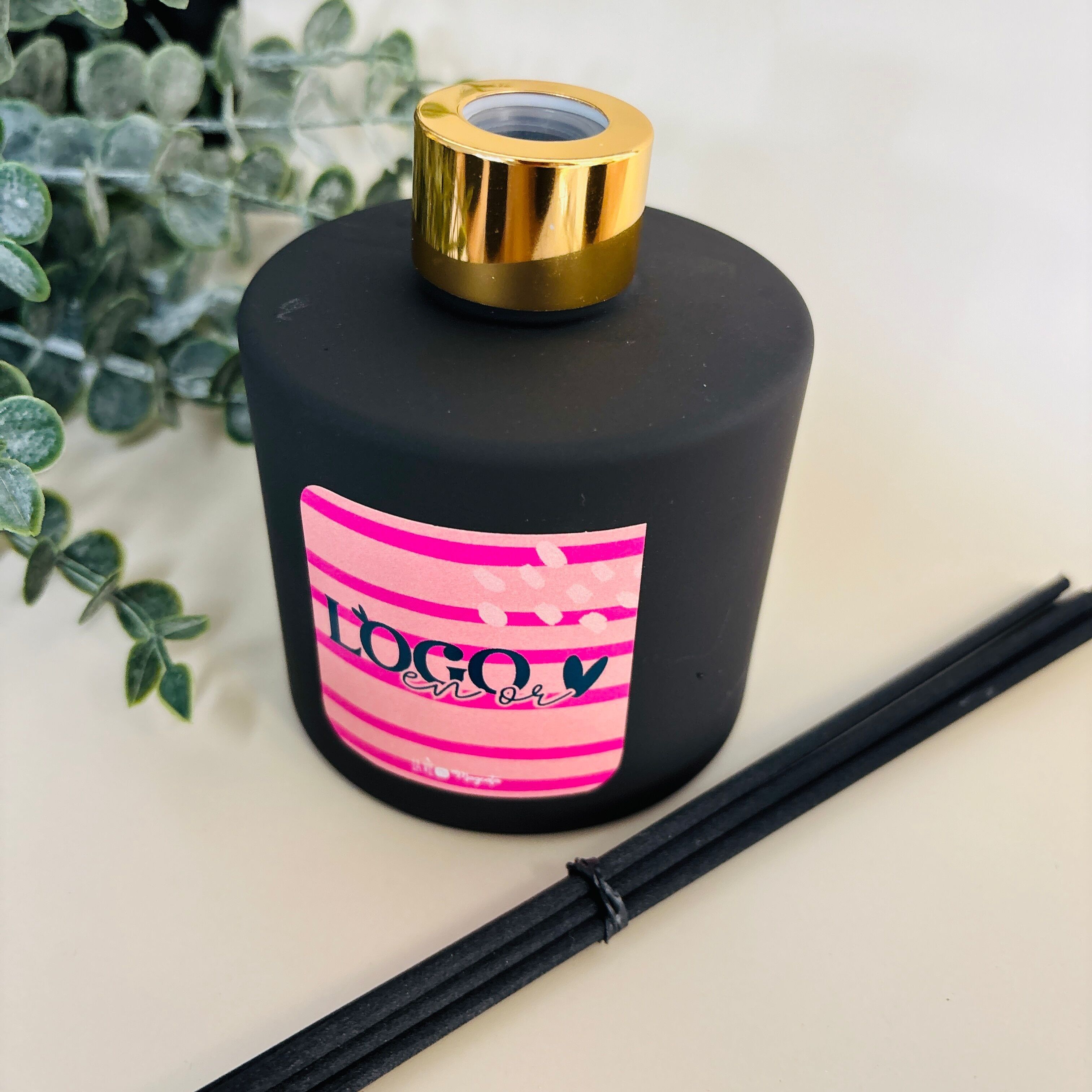 Schwarzer Duftdiffusor – Goldlogo