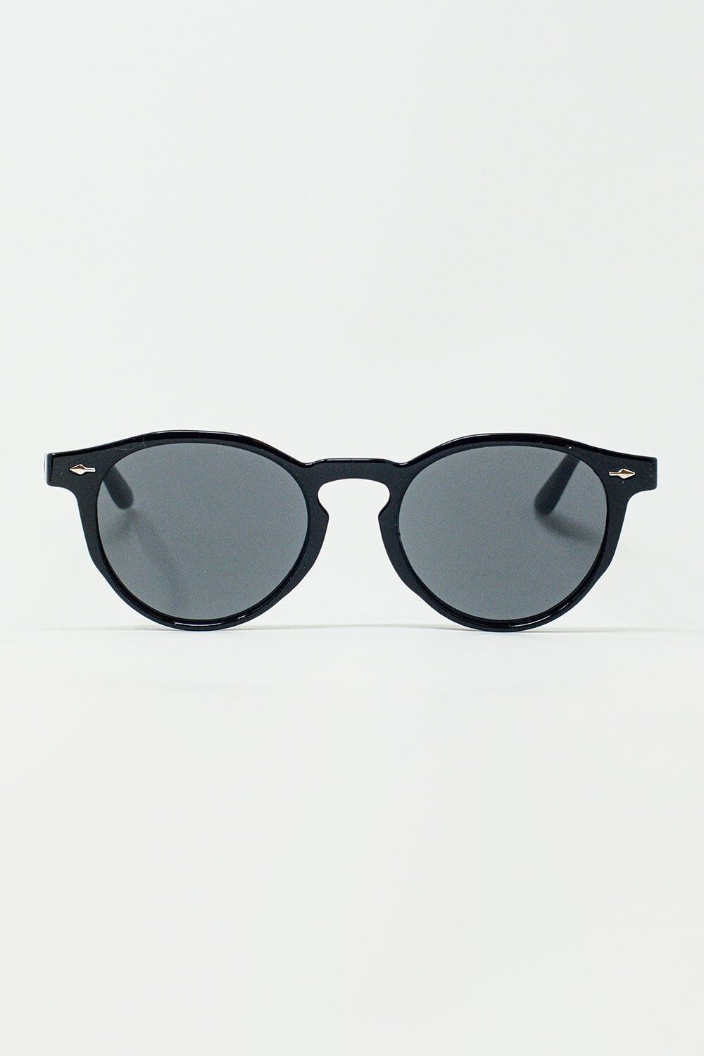 Retro Round Sunglasses With Smoke Black Lens in Black