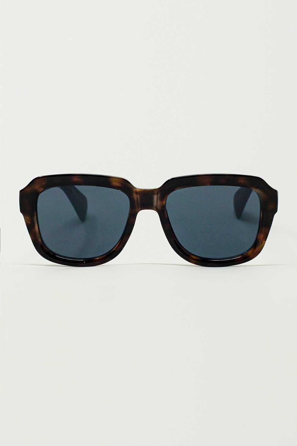 Klobige, quadratische Sonnenbrille mit dunkelbraunem Schildpattrahmen