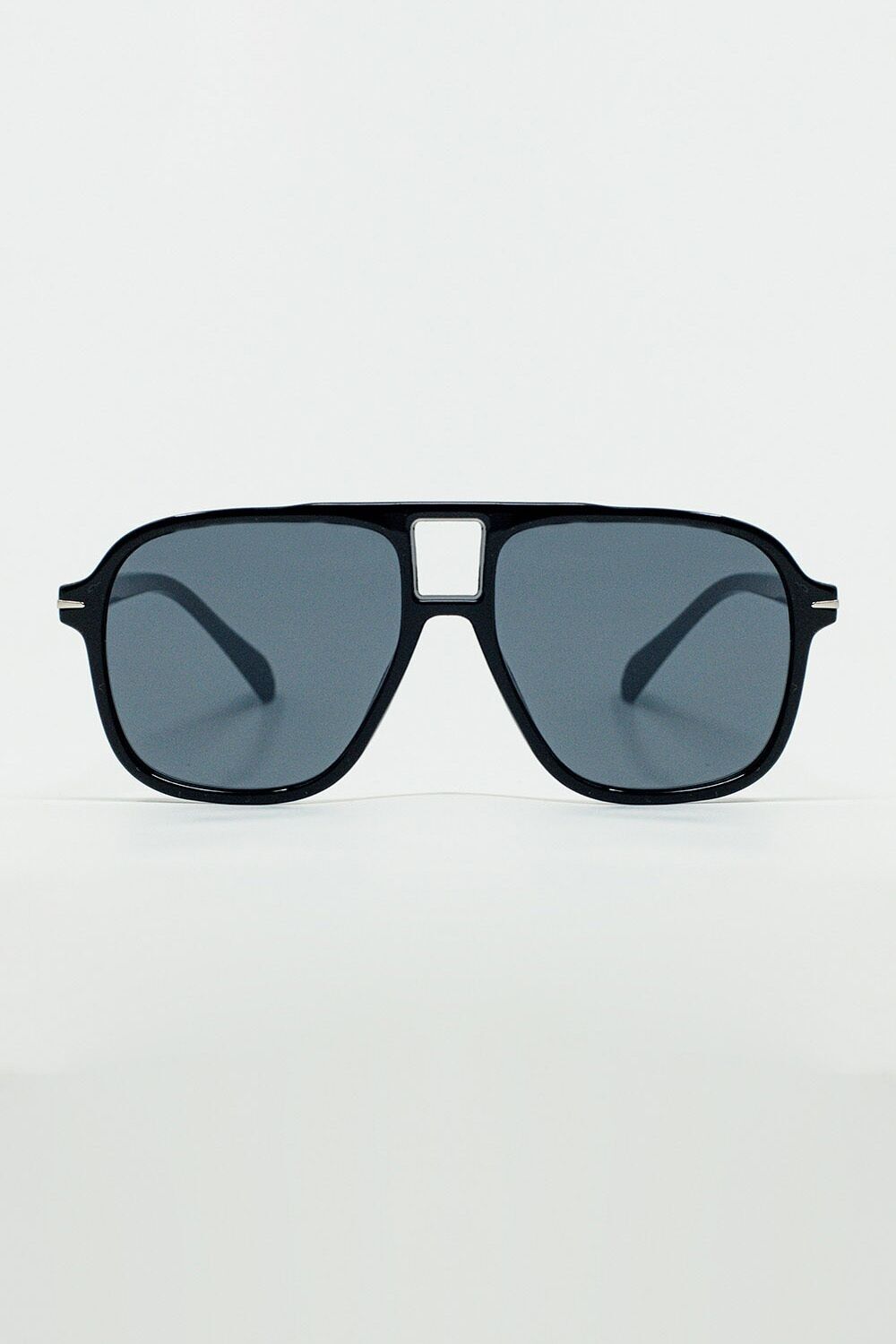 Ovale Pilotenbrille mit rauchschwarzen Gläsern in Schwarz