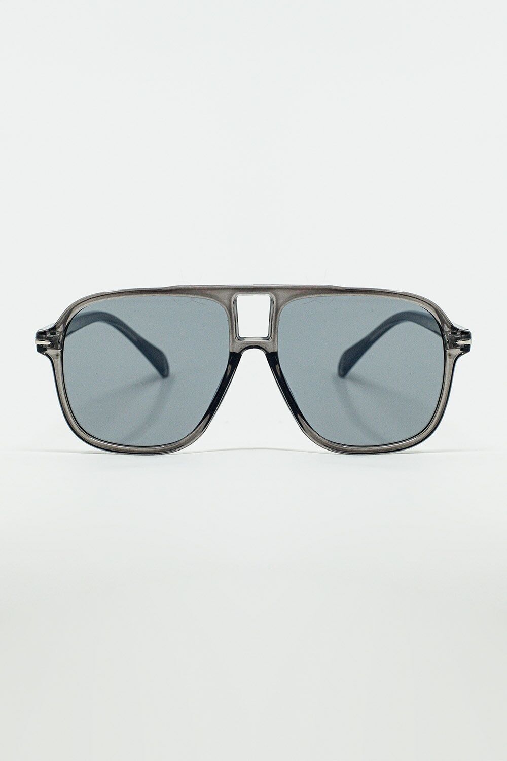 Ovale Pilotenbrille mit rauchgrauen Gläsern in Grau