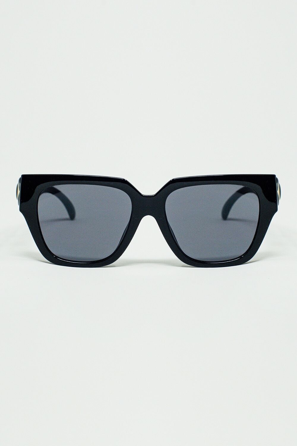 Geometrische dicke schwarze Sonnenbrille mit schwarzen Gläsern