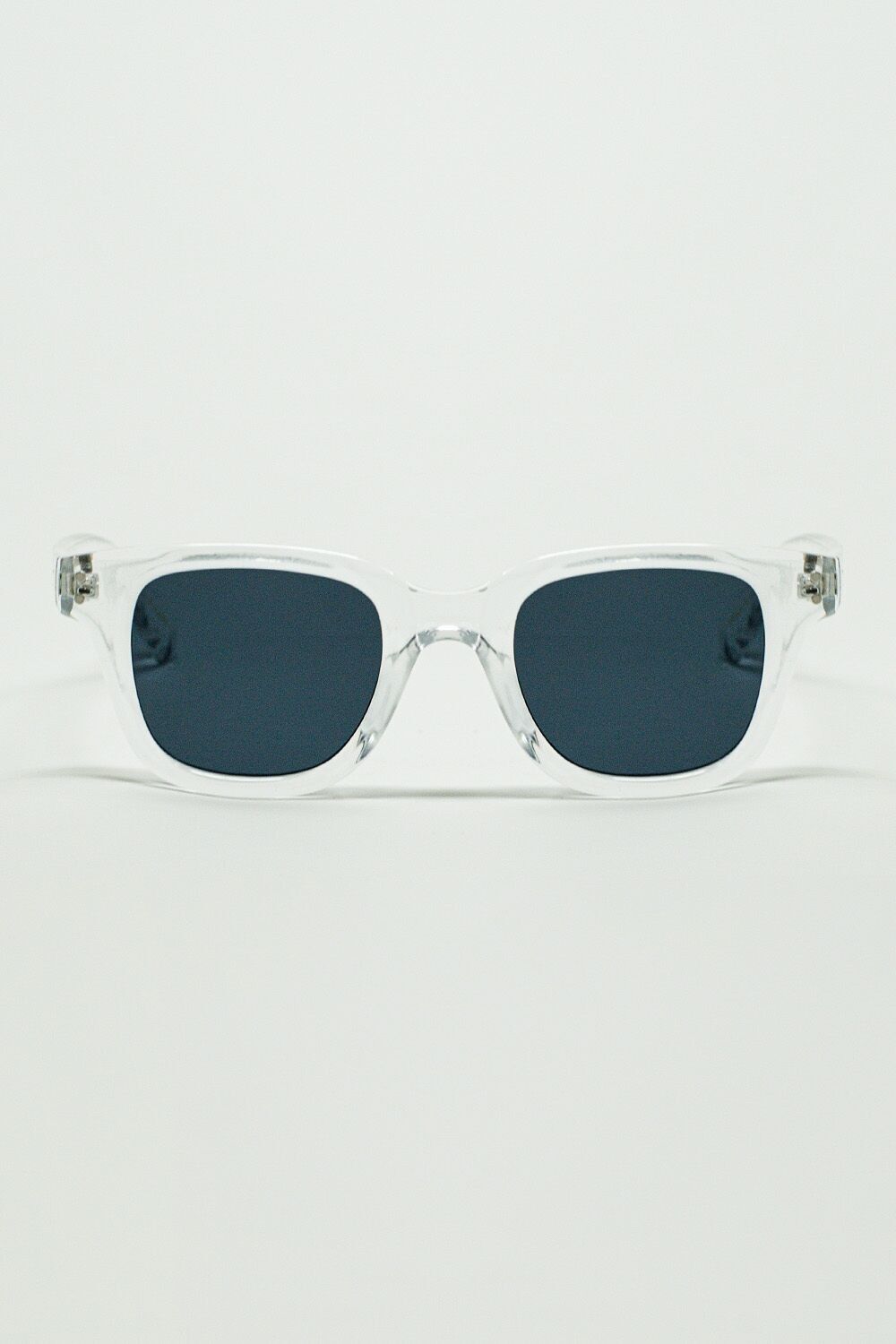 Runde Retro-Sonnenbrille mit rauchschwarzen Gläsern und transparentem Rahmen