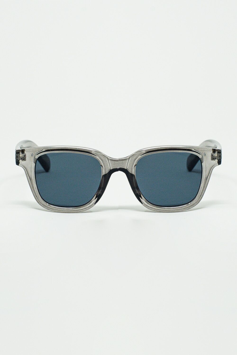 Runde Retro-Sonnenbrille mit rauchschwarzen Gläsern und transparentem grauem Rahmen