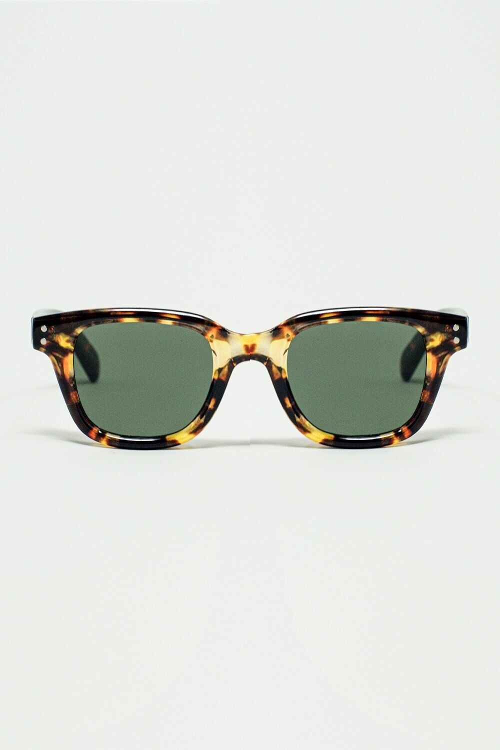 Polarisierte Sonnenbrille mit dunklen Gläsern und Schildpattrahmen