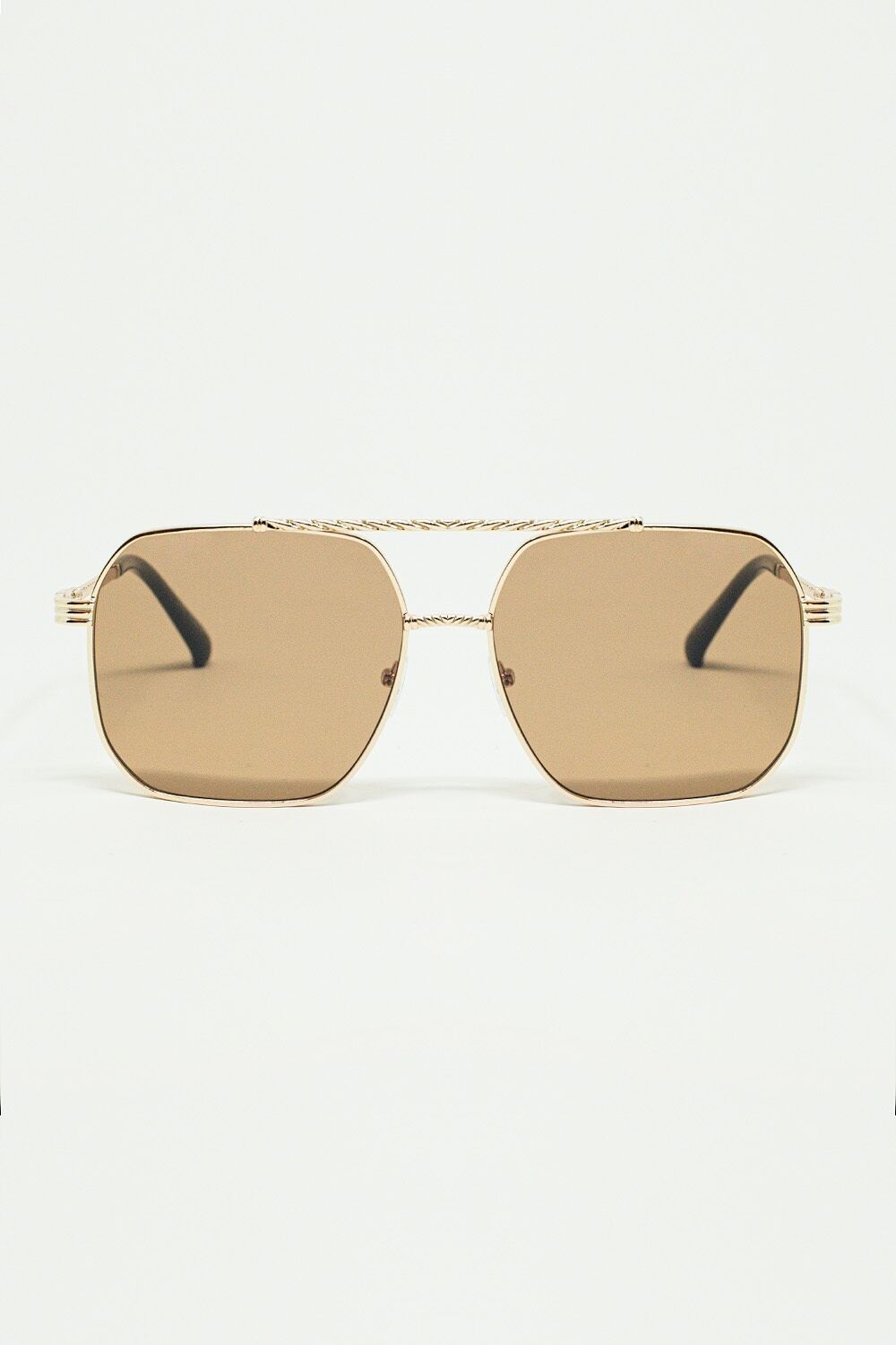 goldene Sonnenbrille mit quadratischem Rahmen und braunen Gläsern