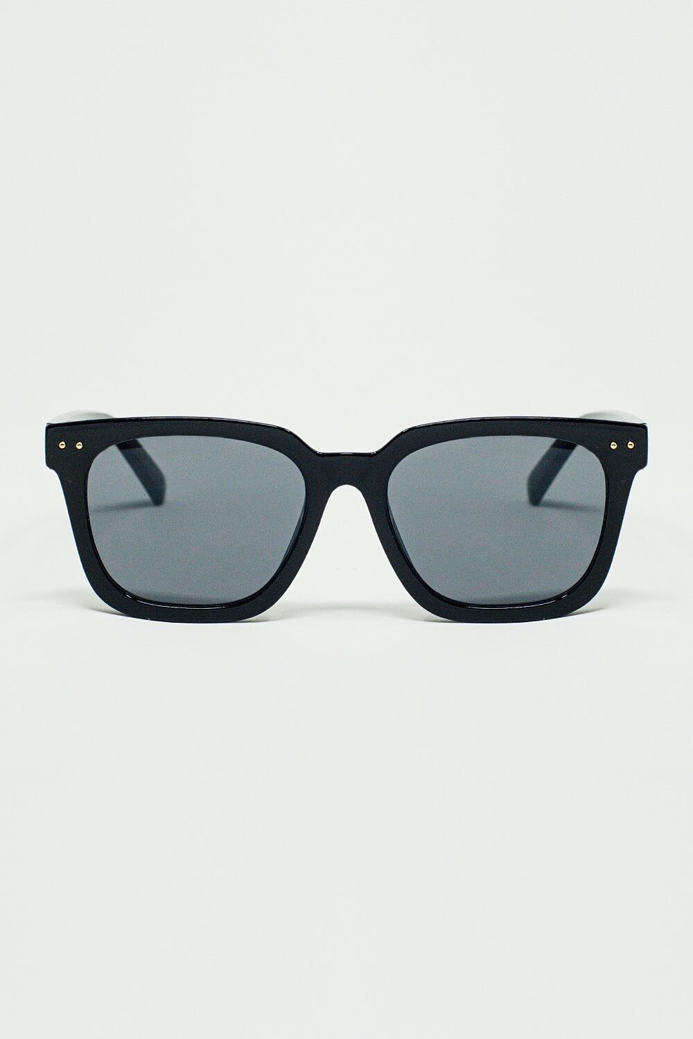 Sonnenbrille mit quadratischem, abgeschrägtem Rahmen in Schwarz