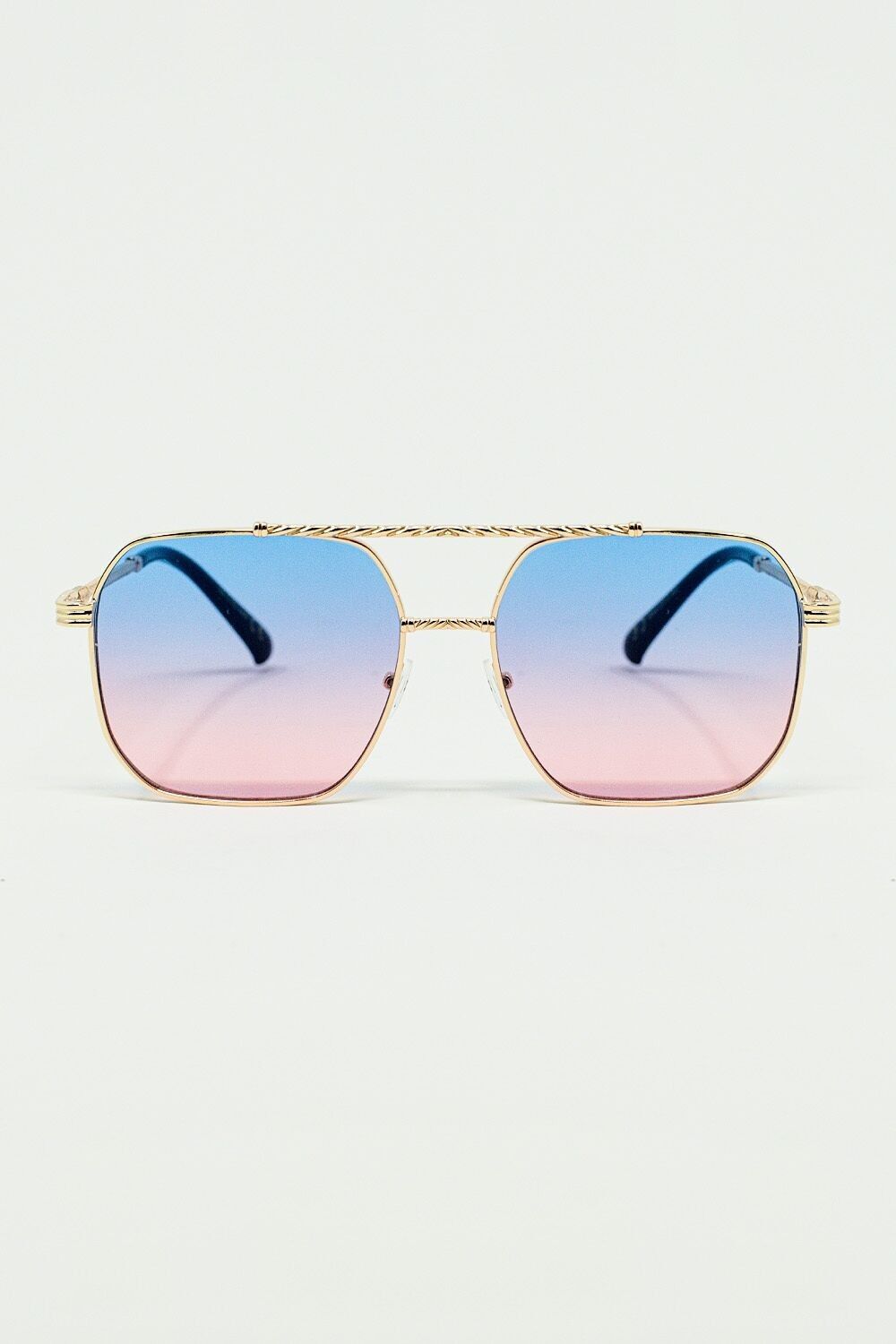 occhiali da sole con montatura quadrata dorata in azzurro sfumato con rosa