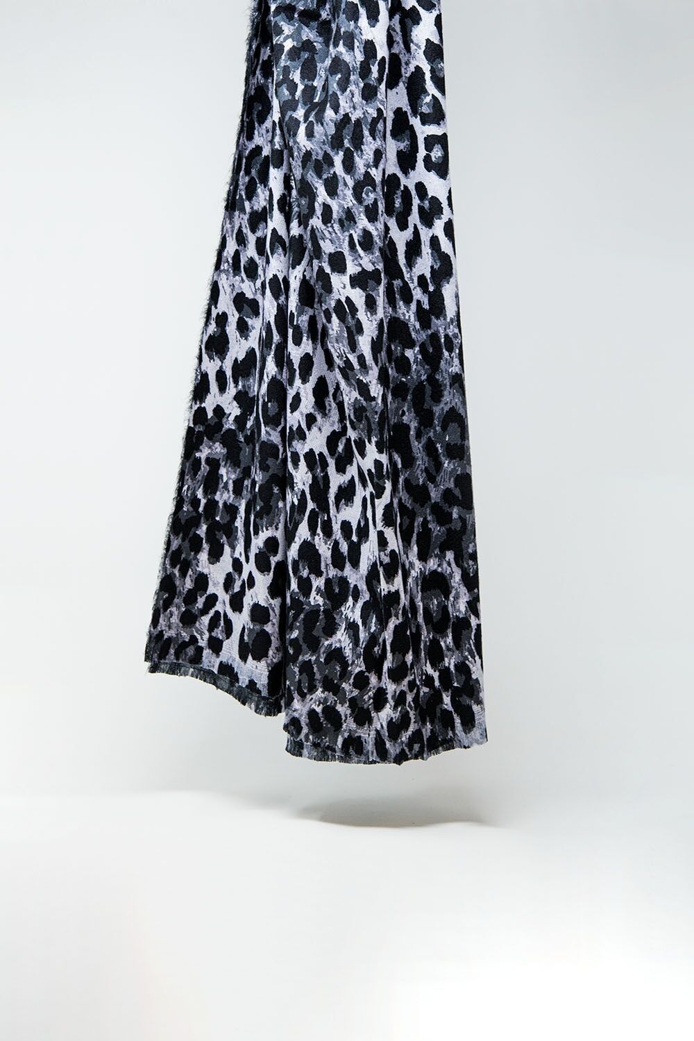 Fein gewebter Schal mit Leoparden-Print in Grau