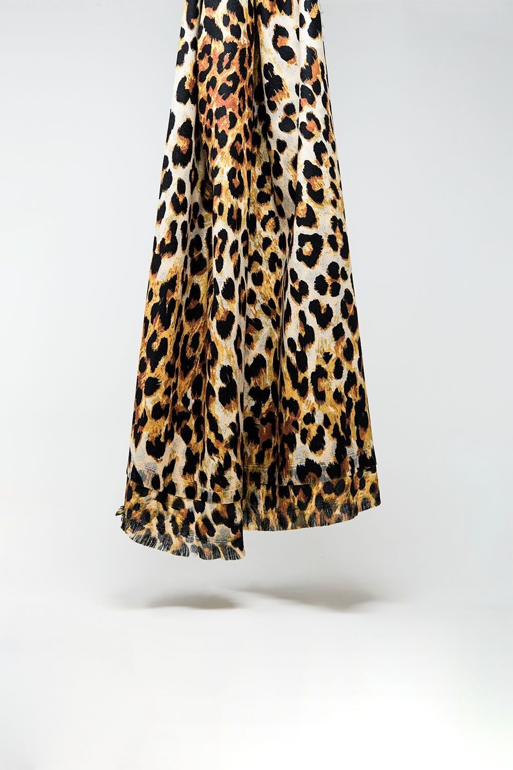 Sciarpa finemente lavorata con stampa leopardata color cammello