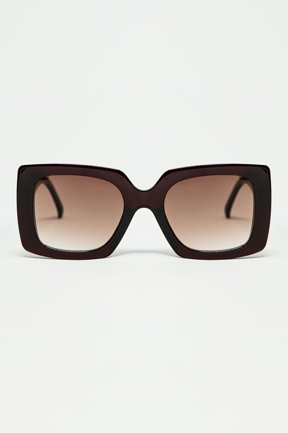 occhiali da sole vintage con una sottile forma a occhio di gatto angolata in bordeaux