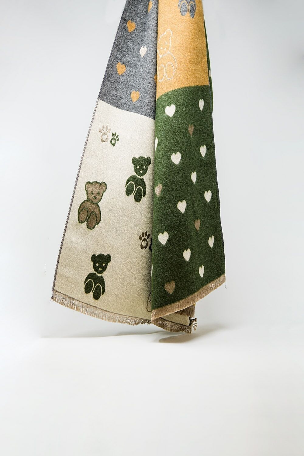 Sciarpa lavorata a maglia con stampa orsetto e cuore in verde