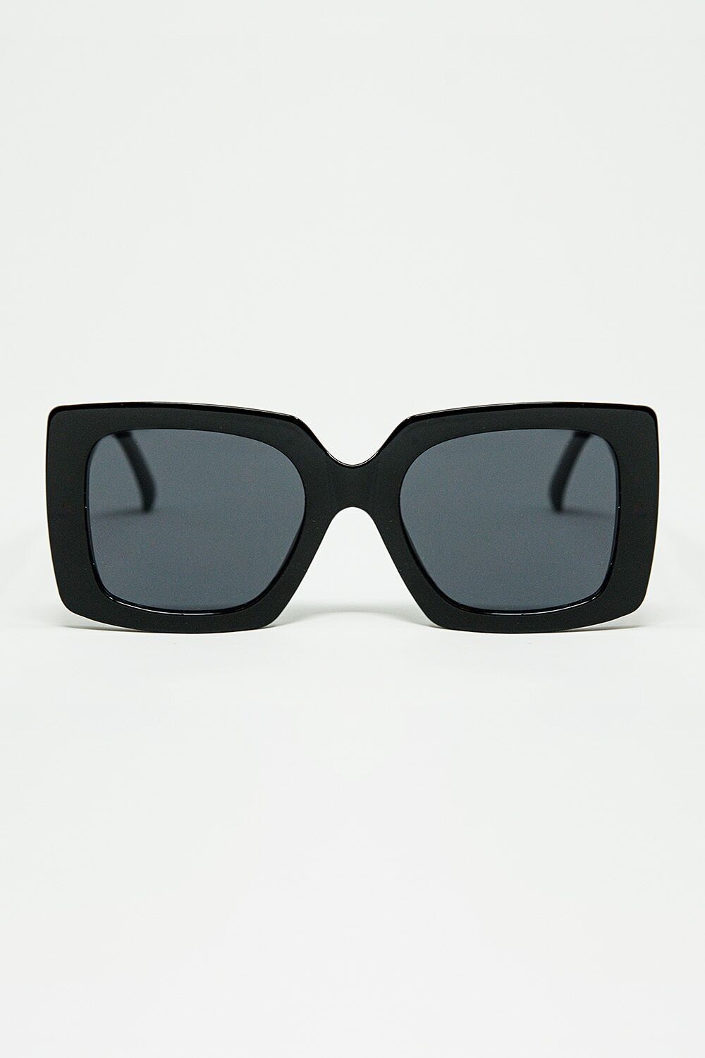 occhiali da sole vintage con silhouette a occhio di gatto leggermente angolata in nero