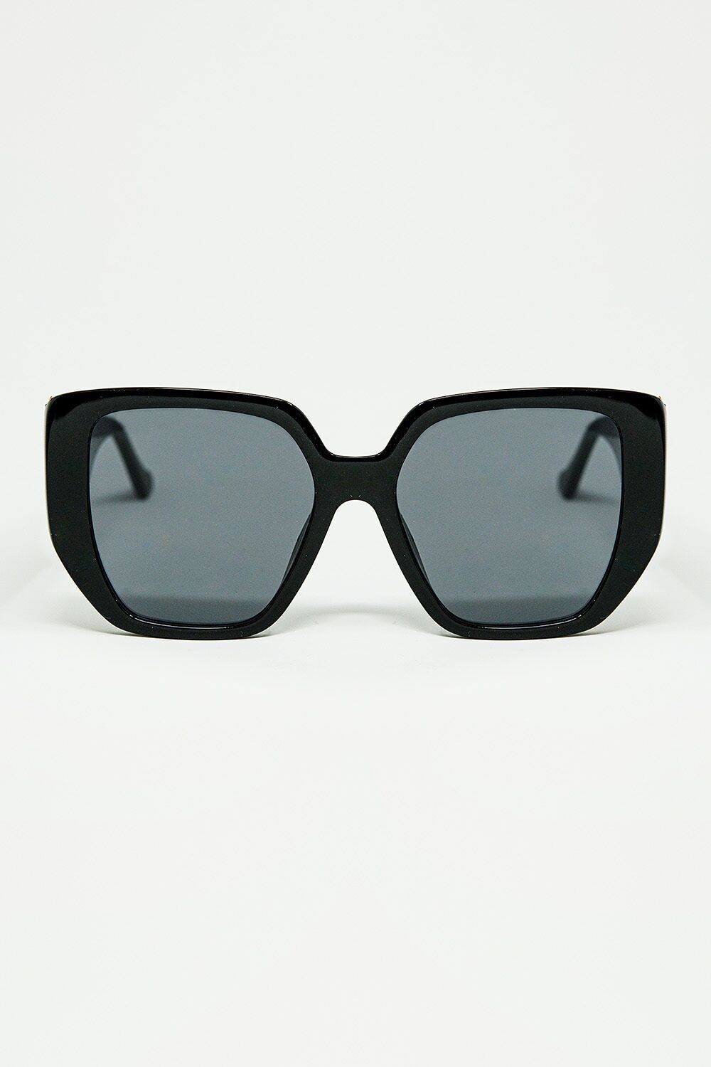 Occhiali da sole neri in stile pin-up con design geometrico e occhi di gatto