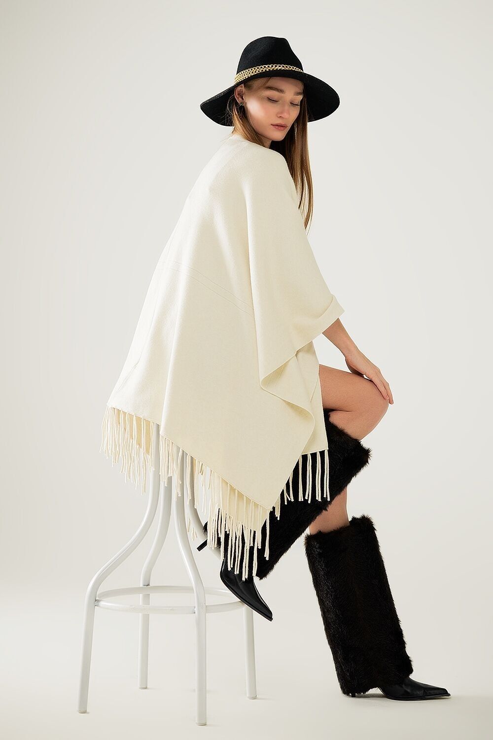 Poncho morbido lavorato a maglia beige con frange