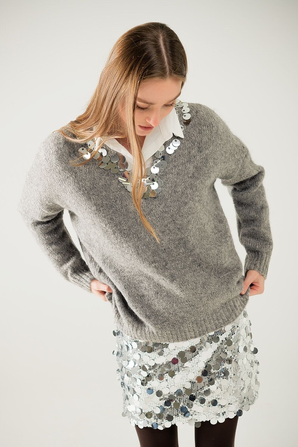 Maglione grigio con scollo a V e dettaglio di paillettes