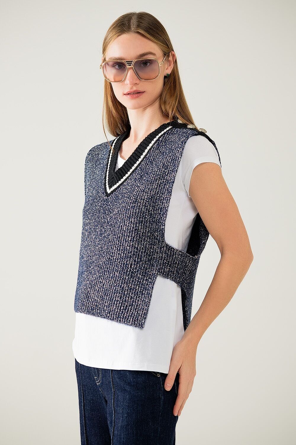V-neck knitted vest with open side