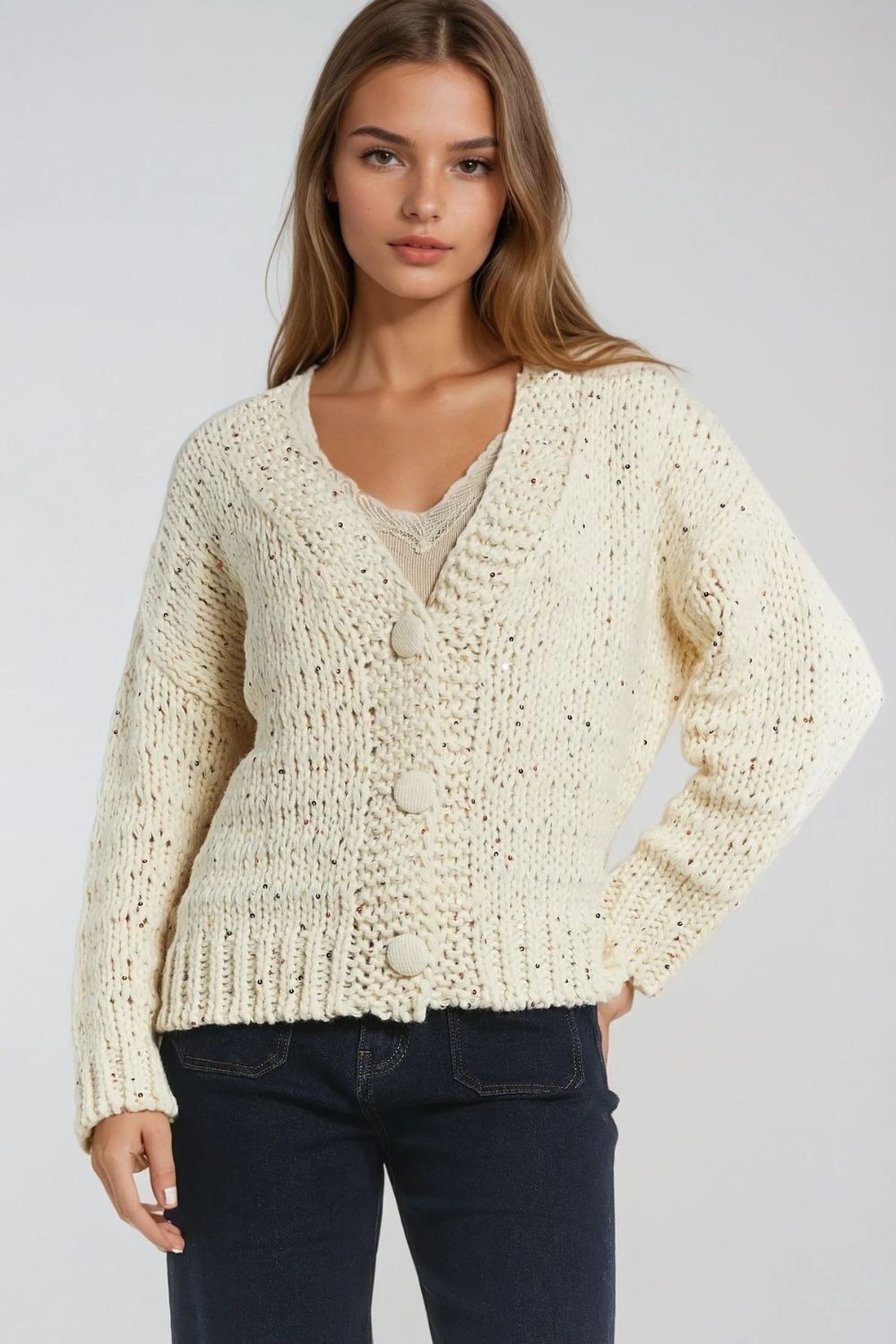 Cardigan oversize in maglia spessa color crema con dettagli in paillettes