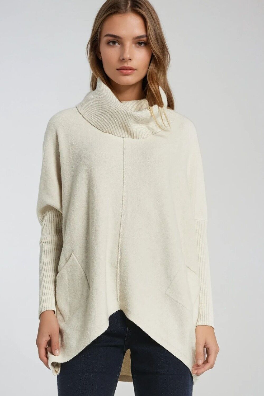 Maglione beige oversize con tasche anteriori