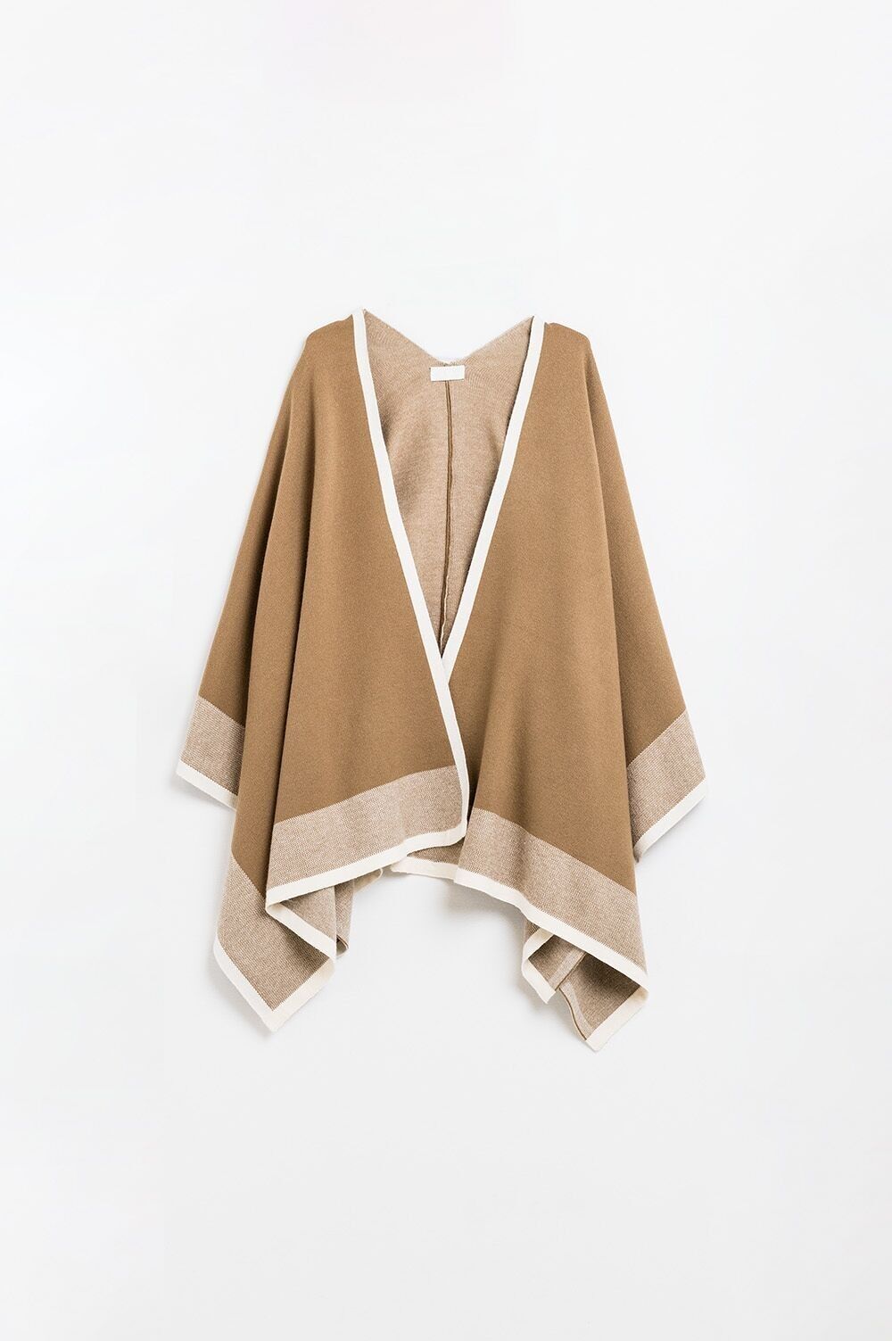 Poncho lavorato a maglia color cammello con finiture ecrù