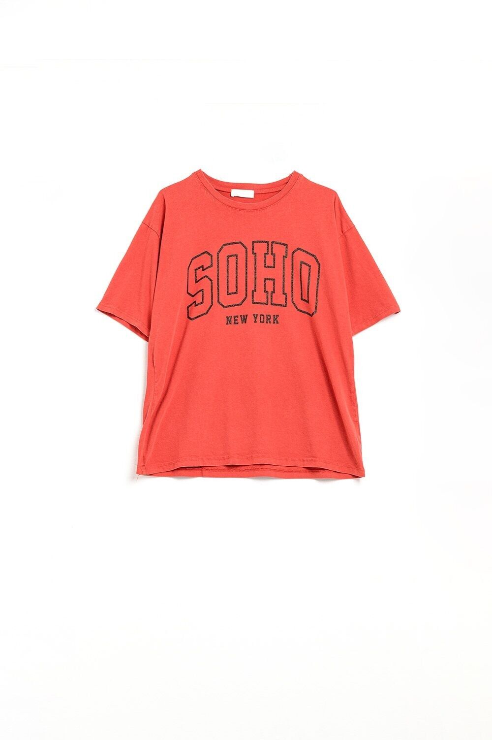 Maglietta rossa oversize con scritta Soho New York sul davanti