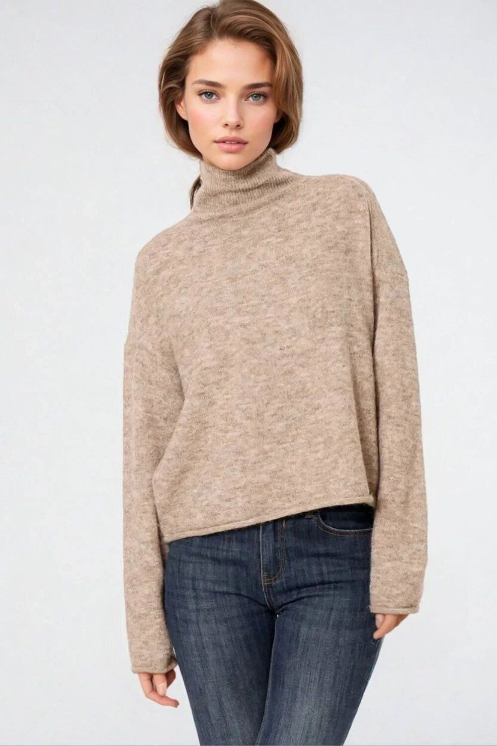 Maglione beige morbido e soffice con collo alto e vestibilità comoda