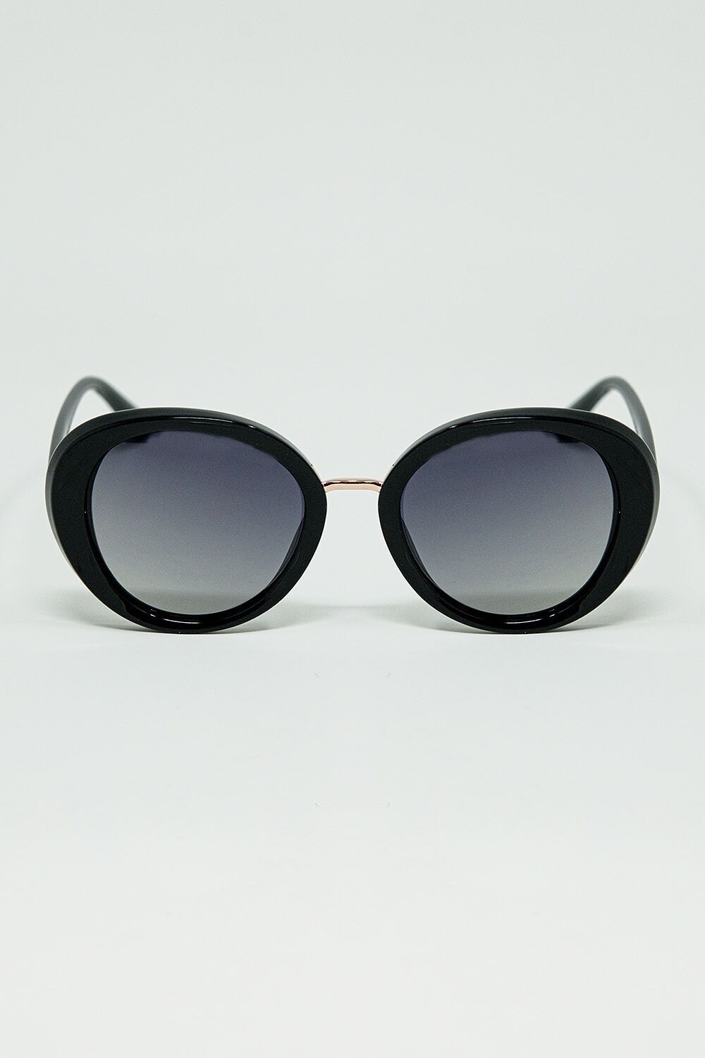 Occhiali da sole ovali neri con dettagli in metallo dorato