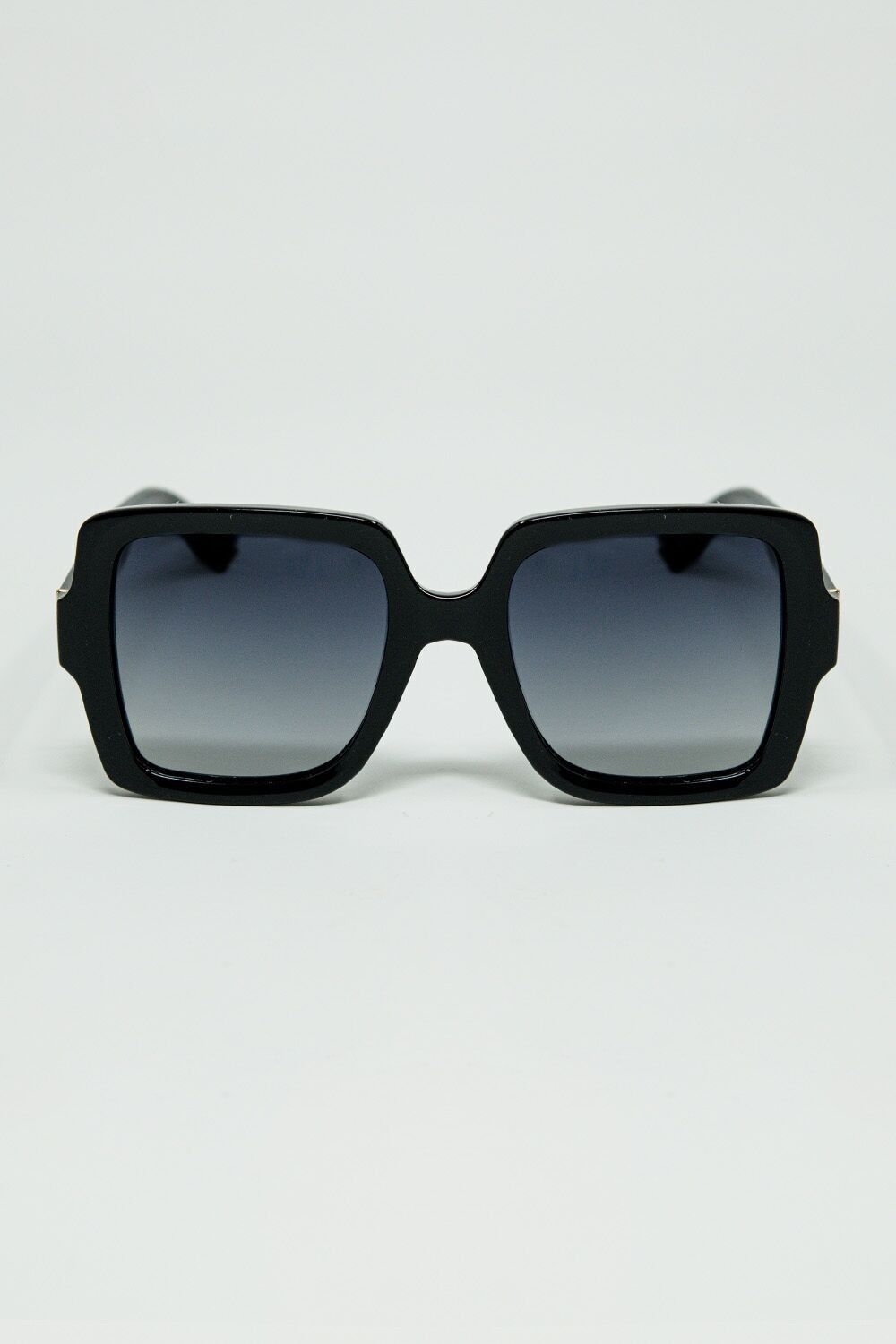 Occhiali da sole con montatura quadrata larga e dettaglio dorato sulle aste