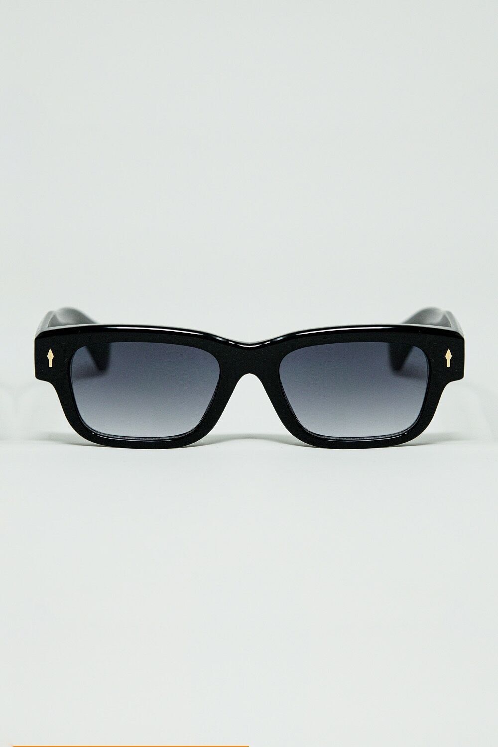 Occhiali da sole neri con montatura ovale con dettagli dorati