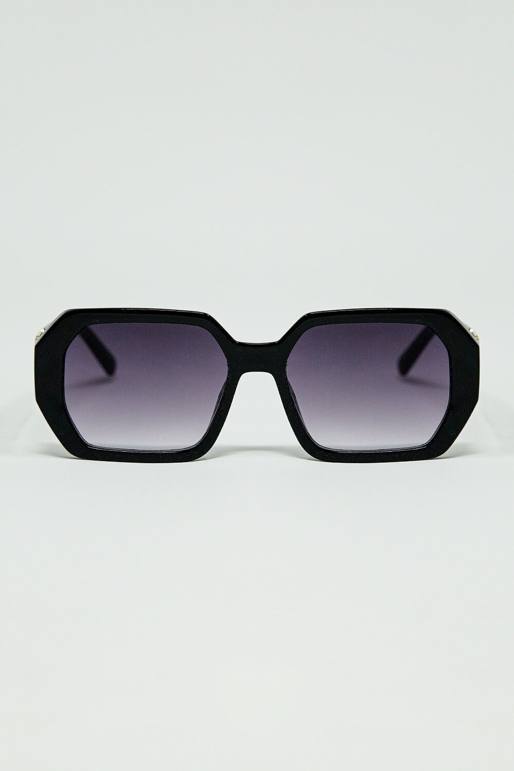 Occhiali da sole neri a forma di diamante e dettagli dorati