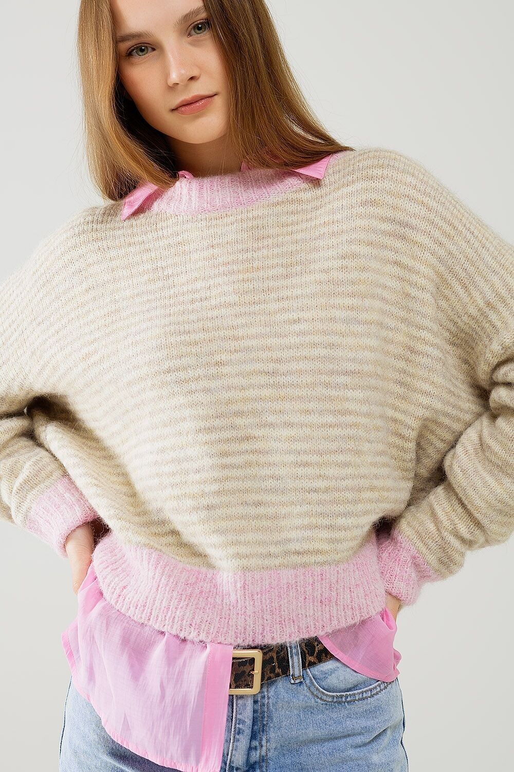 Maglione a righe rilassato in beige con dettagli rosa