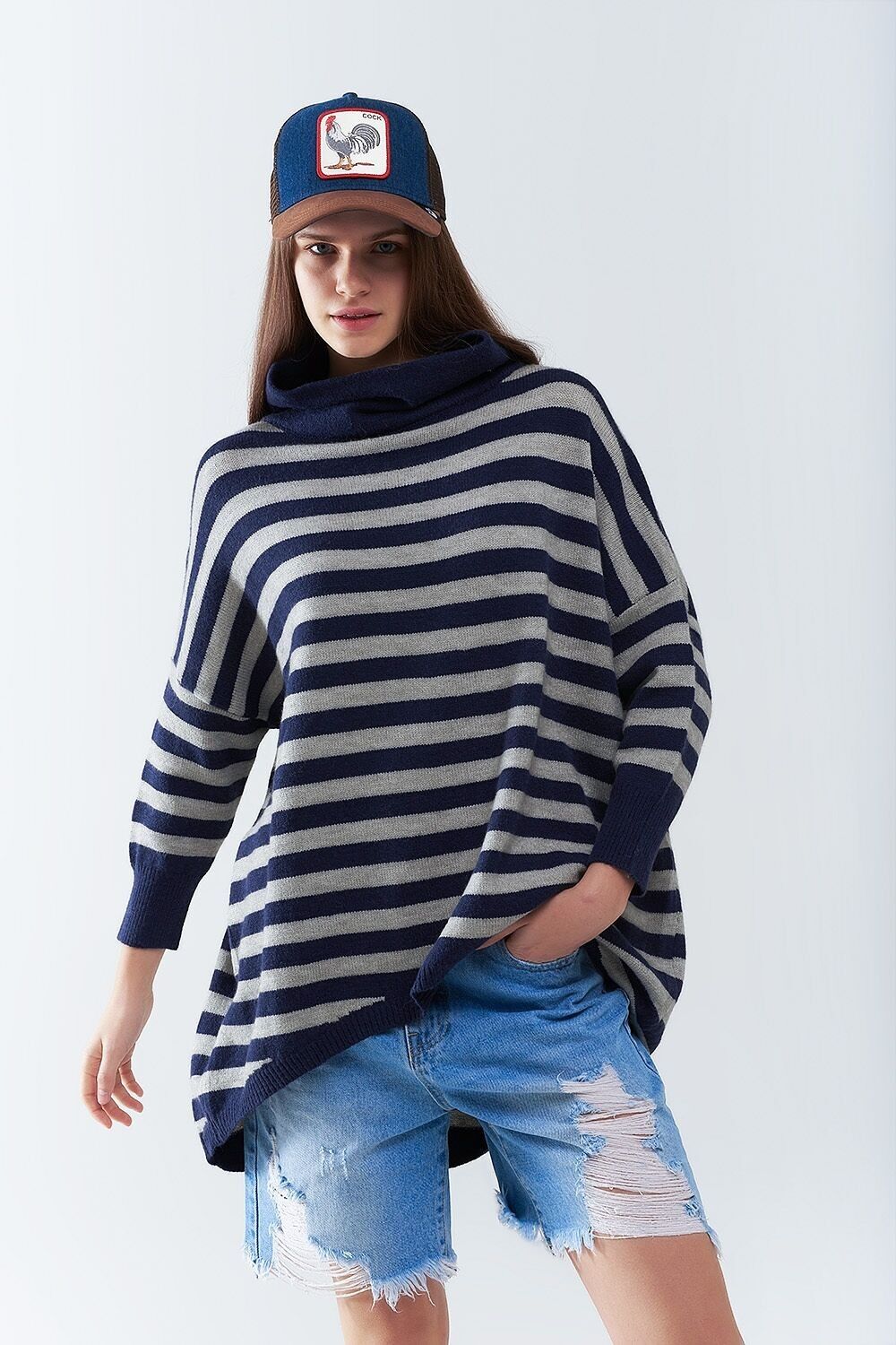 Maglione oversize a collo alto con ali di pipistrello e strisce in blu navy e grigio