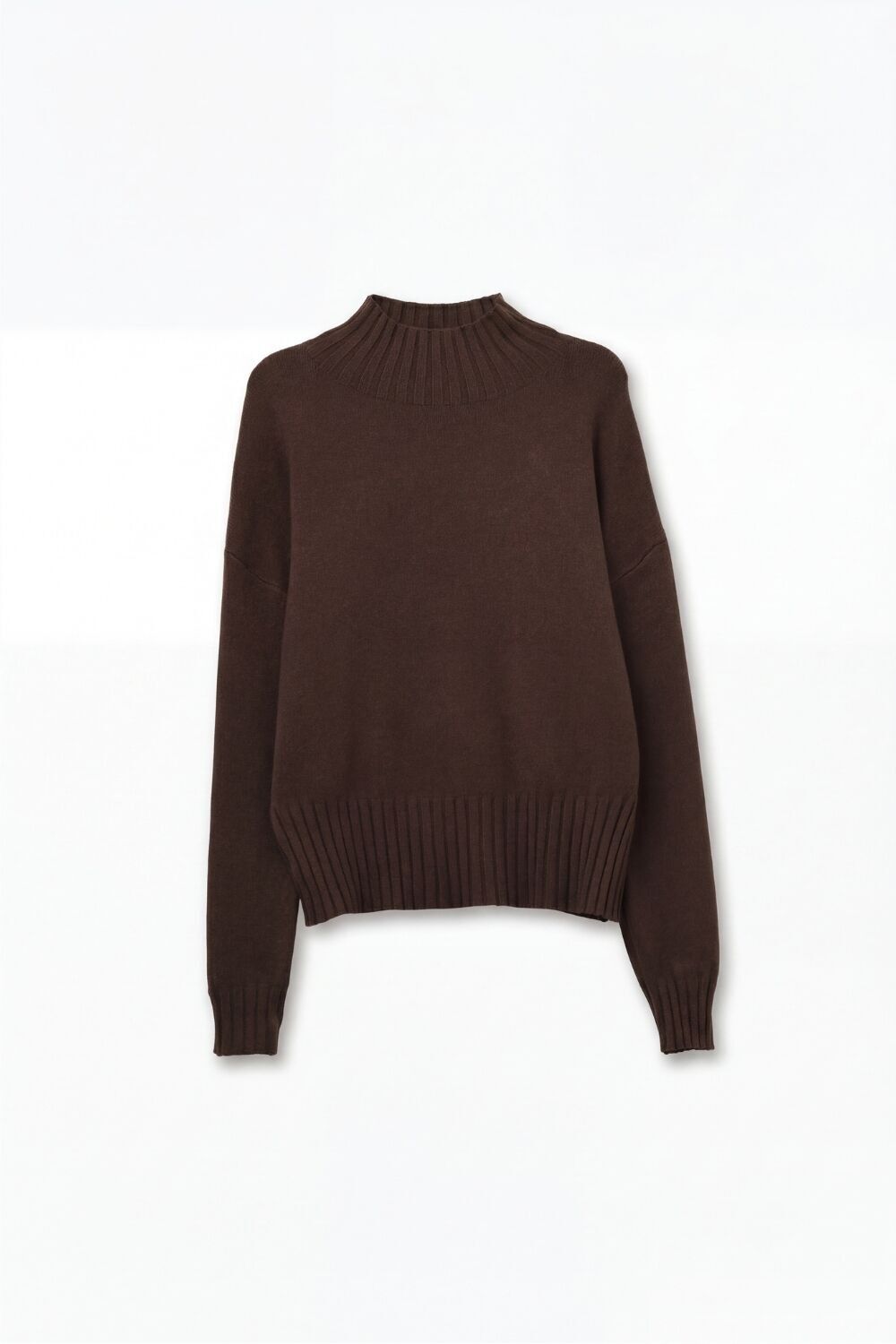 Brauner, weicher Strickpullover mit gerippten Bündchen und Kragen