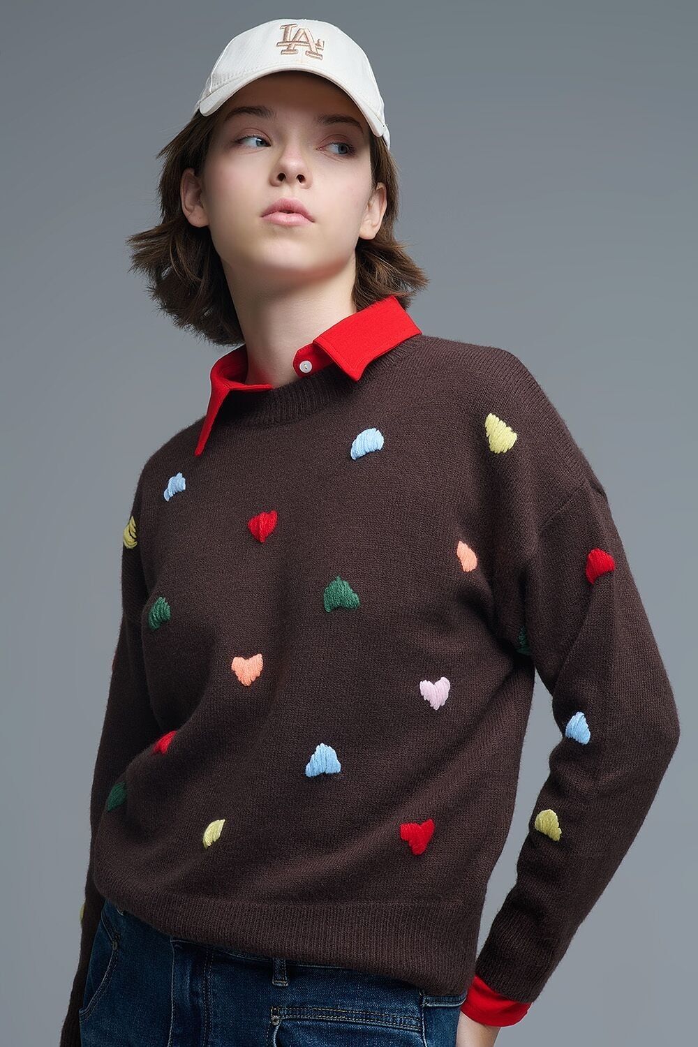 Maglione girocollo marrone con cuori ricamati multicolori