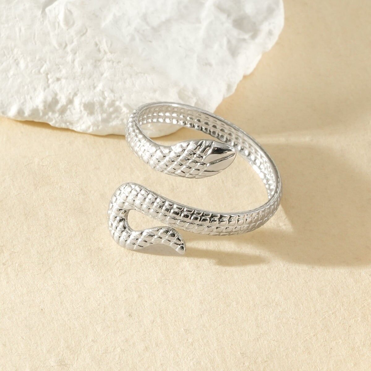 Anello regolabile in argento con apertura frontale e stampa serpente testurizzata