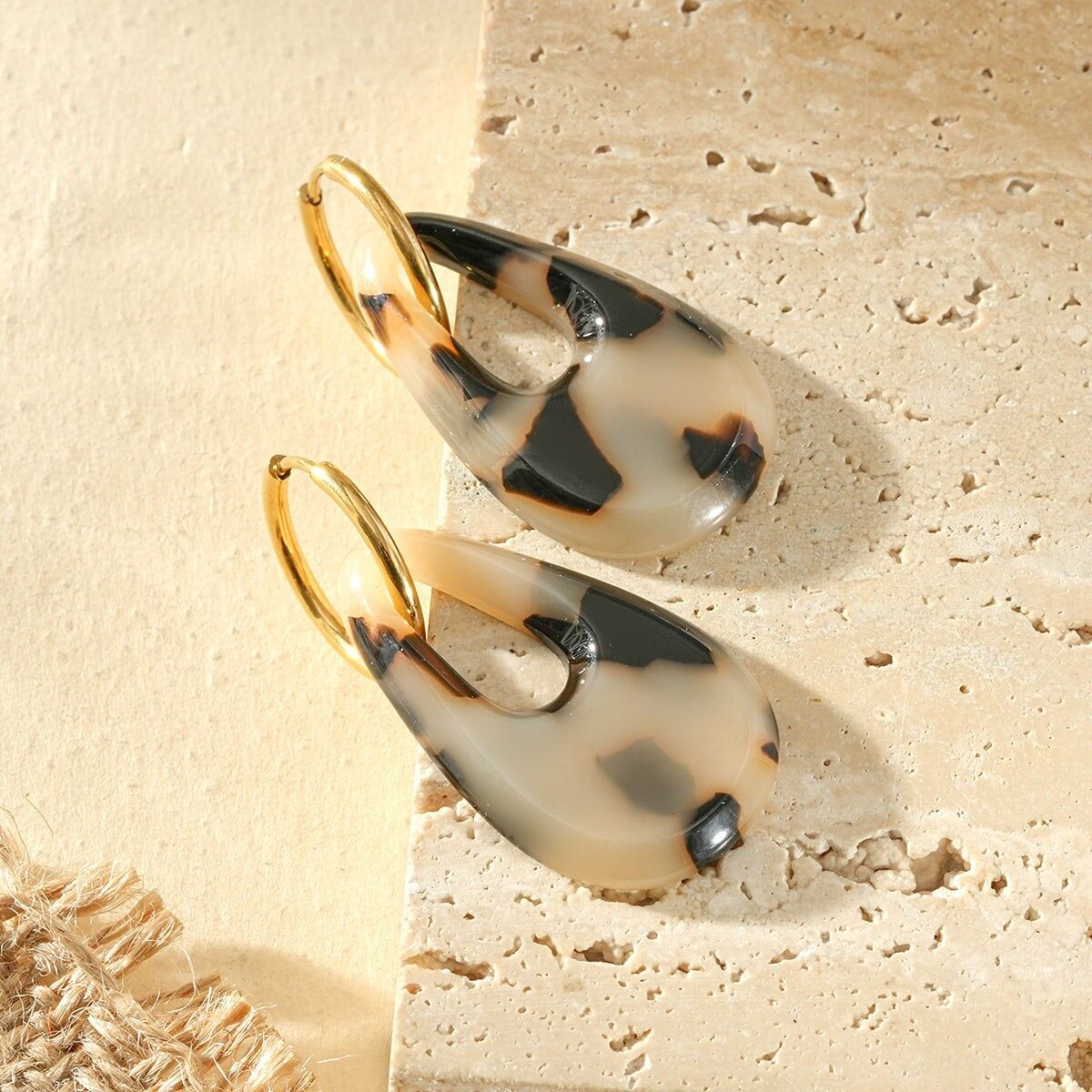 Orecchini a cerchio in oro con pendente a goccia traforato in resina stampata leopardata