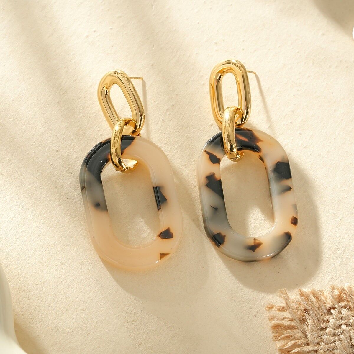 Goldene, ovale Ohrringe mit durchbrochenem Muster aus Kunstharz mit Leopardenmuster