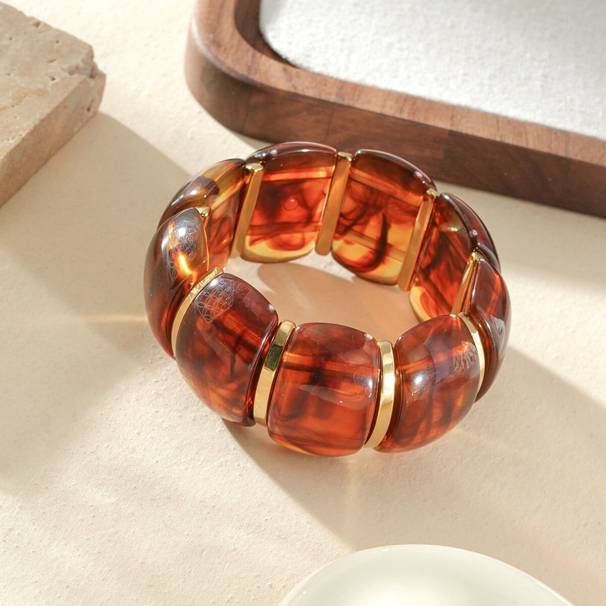 Breites, gewölbtes elastisches Armband aus bernsteinfarbenem Harz