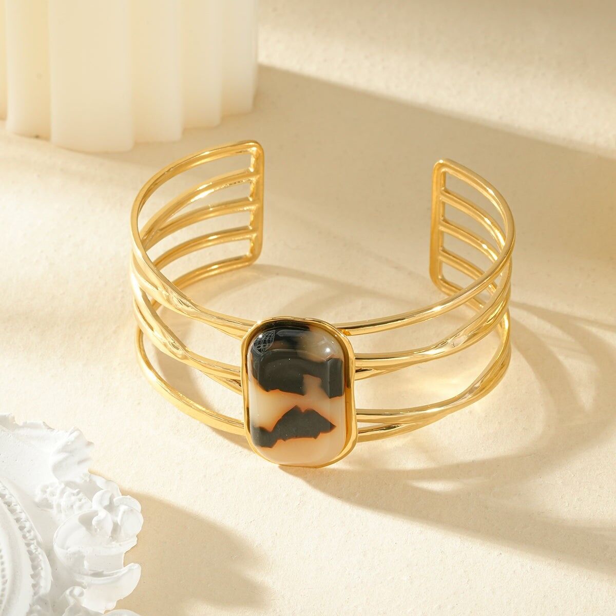 Bracciale rigido in resina con cinque ovali intrecciati a forma di leopardo