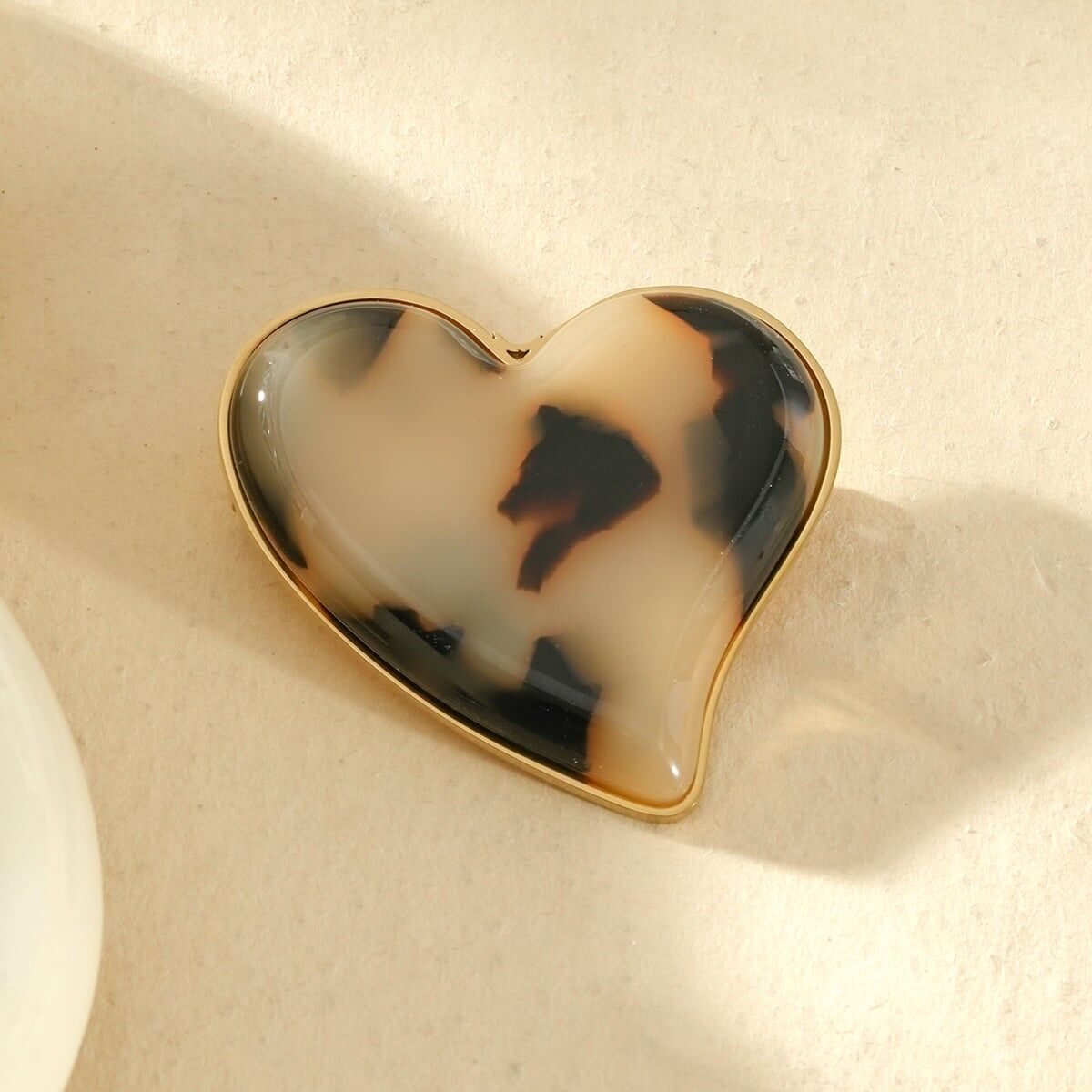 Broche dorée forme cœur résine léopard