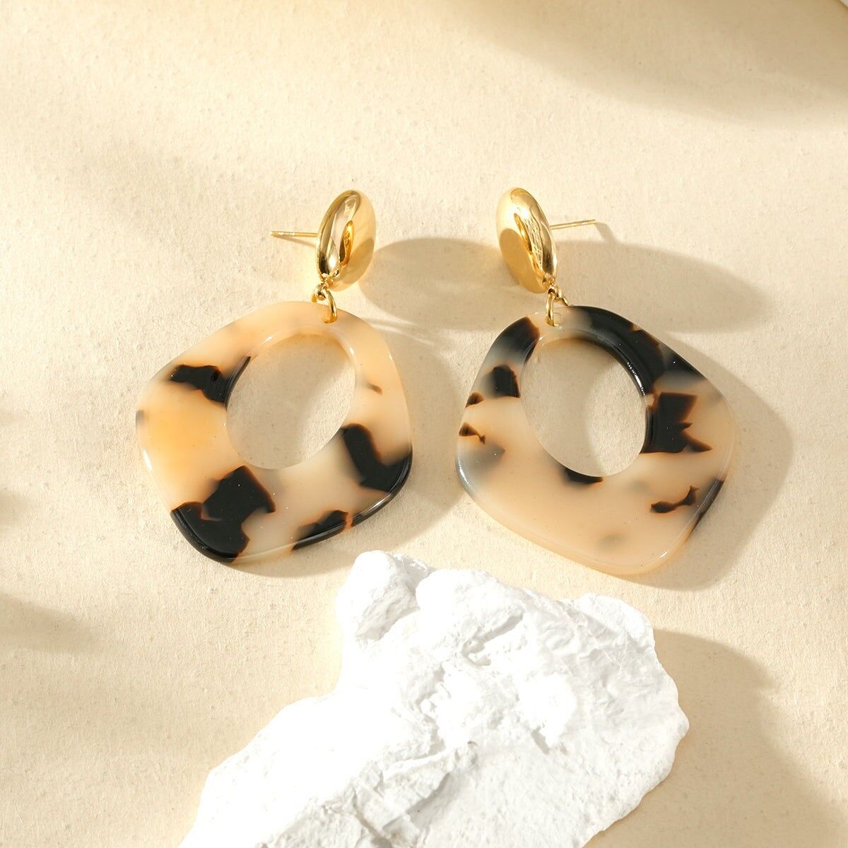 Orecchini pendenti in oro con forma di diamante traforata e resina stampata leopardo