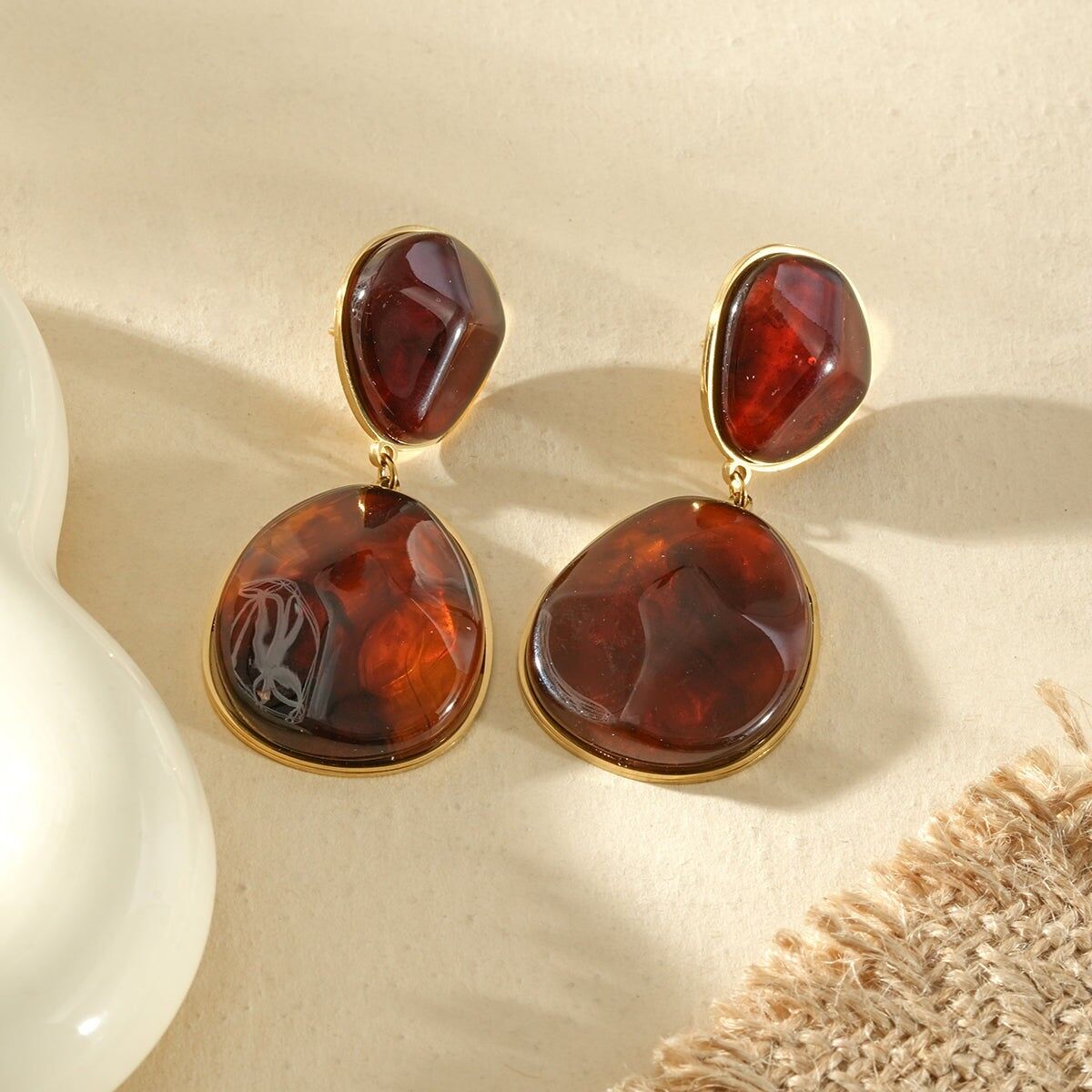 Orecchini pendenti placcati in oro con cabochon ovali in ambra