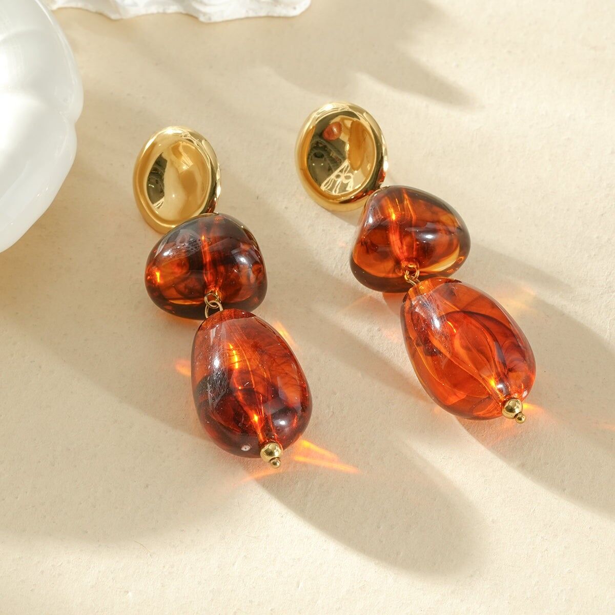 Orecchini pendenti placcati in oro con doppie pietre d'ambra