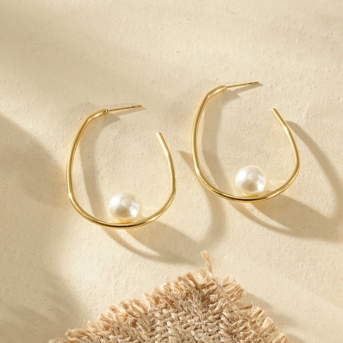 Orecchini a cerchio ovali aperti placcati oro con perla