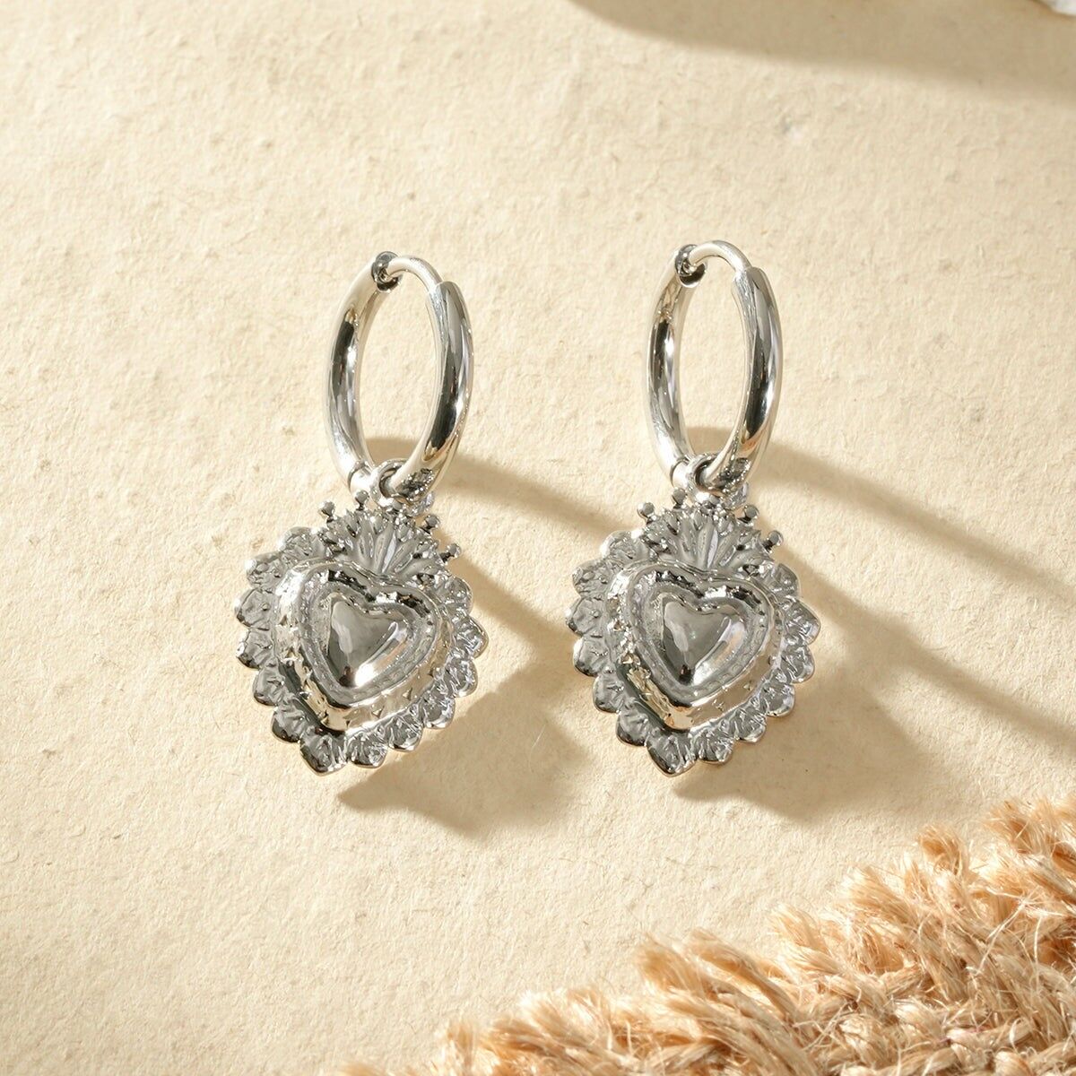 Orecchini a cerchio in argento con ciondolo a forma di cuore ex voto