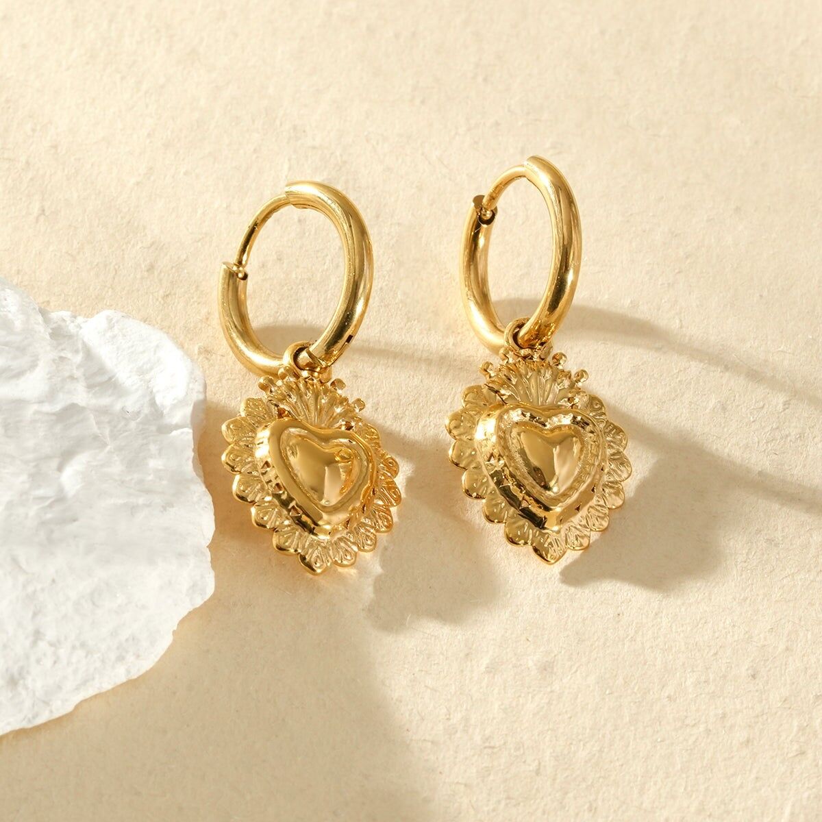 Orecchini a cerchio in oro con ciondolo ex voto a forma di cuore