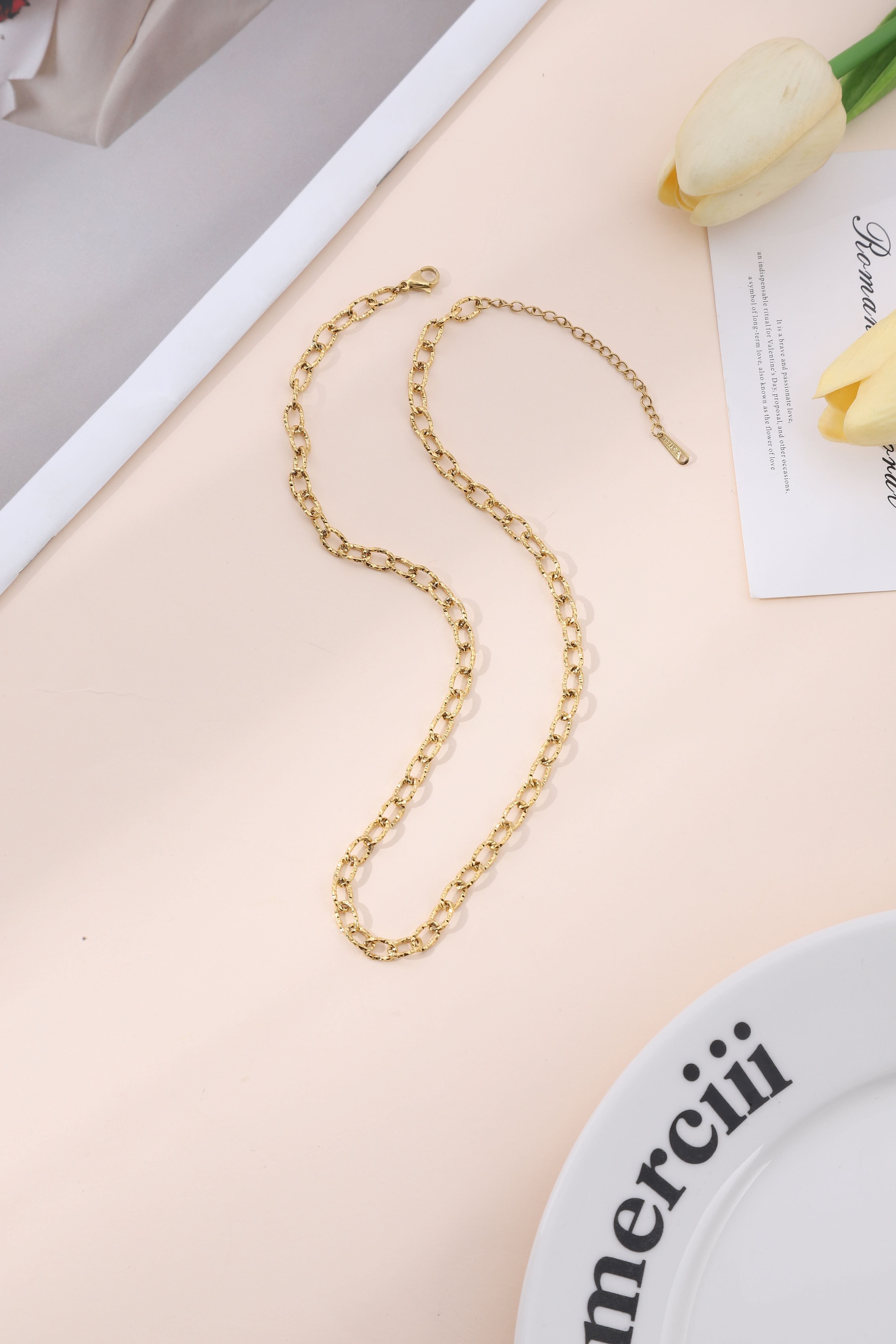 Bracciale a catena in oro con maglie ovali martellate e finitura lucida