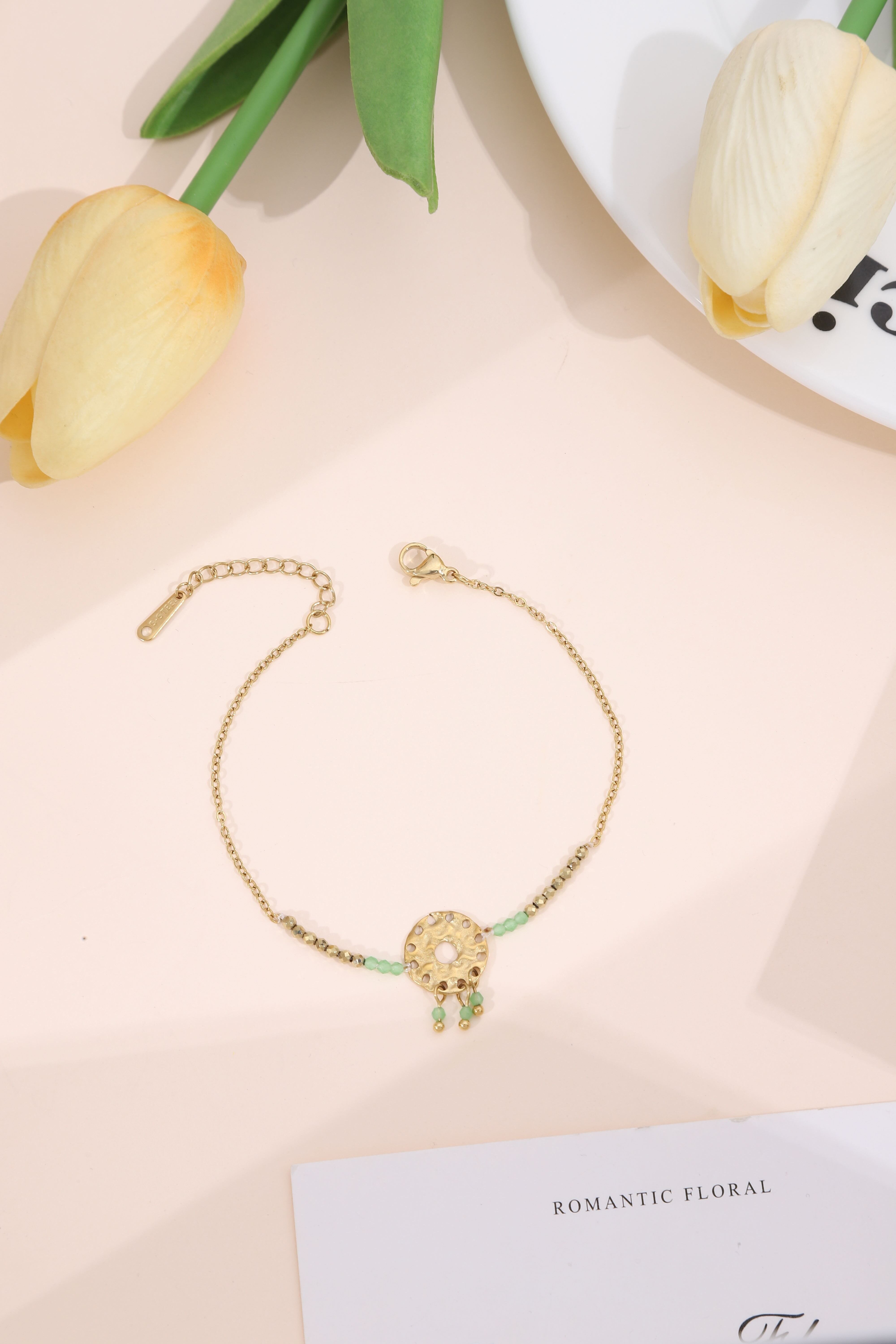 Bracciale in oro fino con perla verde e placca martellata