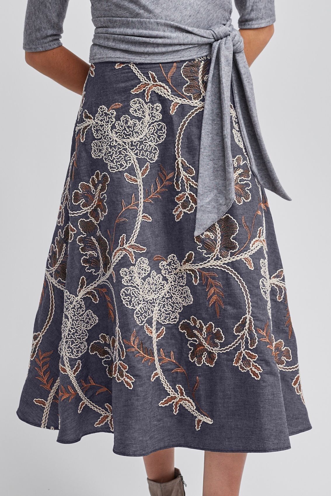 Falda midi con bordado, azul denim