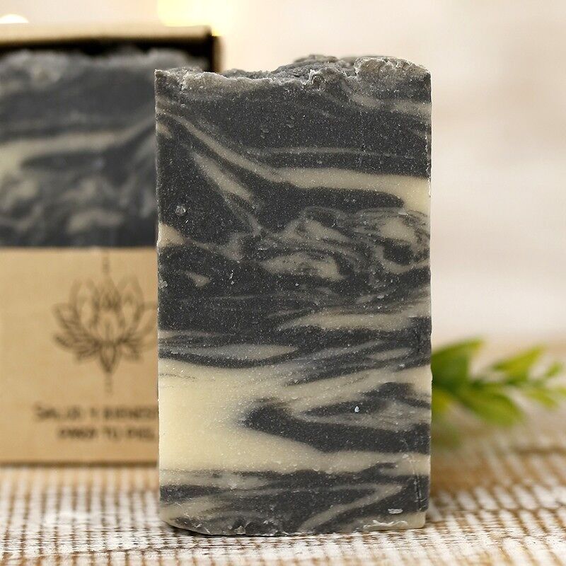 Savon artisanal au charbon et au lait de chèvre